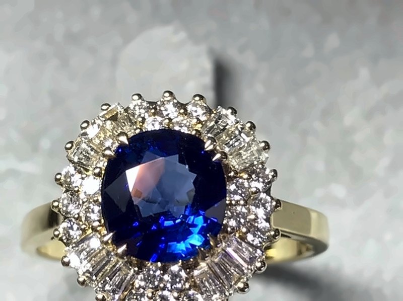 Bague entourage en or jaune avec saphir bleu coussin