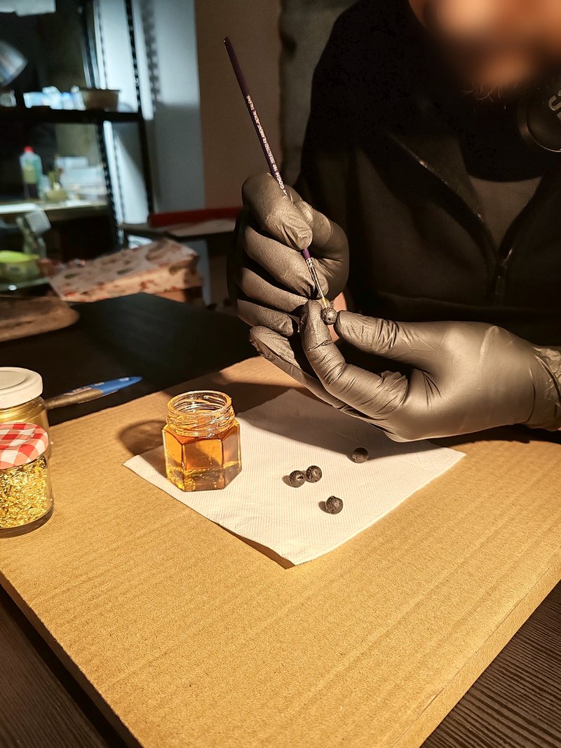 Dorure au pinceau dans notre atelier de Porto