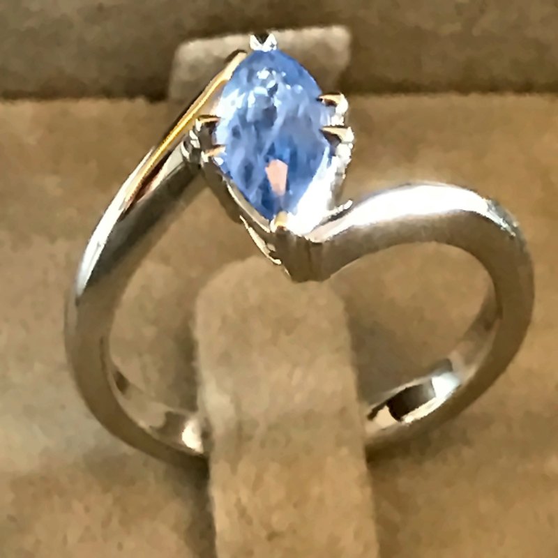 Au doigt : la même marquise, sertie dans une bague tension en or blanc