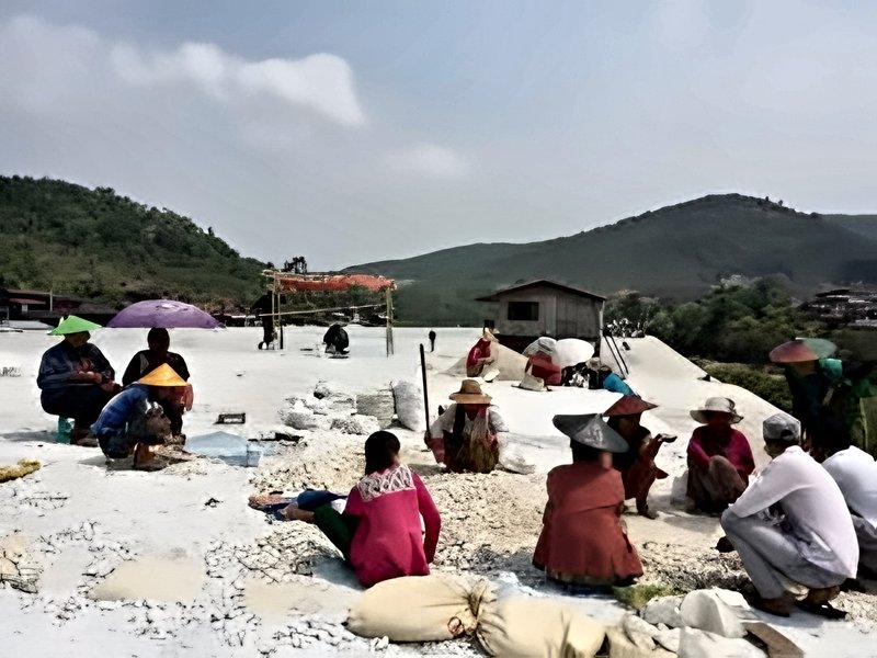 Mineurs dans les déblais de marbre, Mogok, 2016, à la recherche de rubis dans le marbre blanc