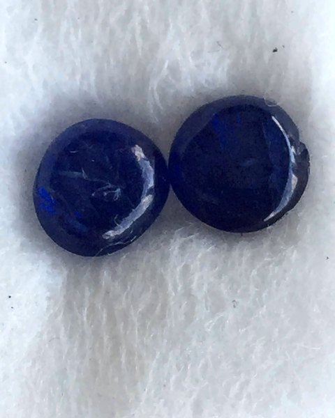 Saphirs bleu roi, paire assortie de 1,00 + 0,90 ct, cabochons, Mogok, vendu en 2016