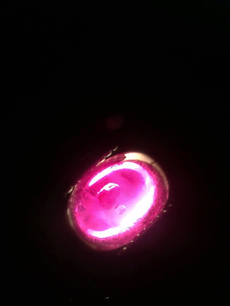Rubis cabochon non chauffé de 0,52 ct, mine de Ballondji, Mogok, vu au grossissement sous forte lumière