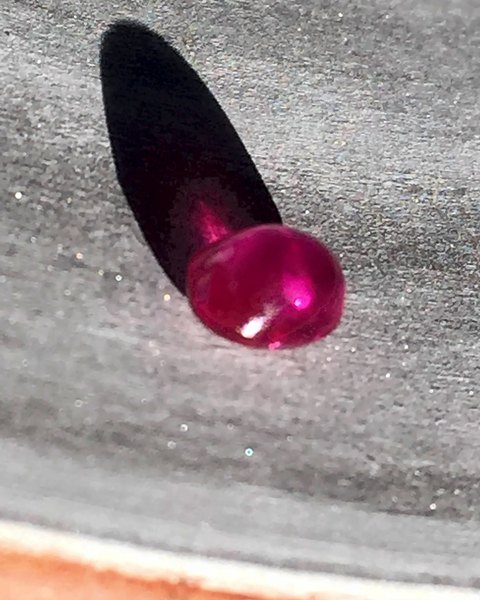 Rubis rouge, net à l’œil de 0,52 ct, cabochon, mine de Ballondji, Mogok, vendu en 2016