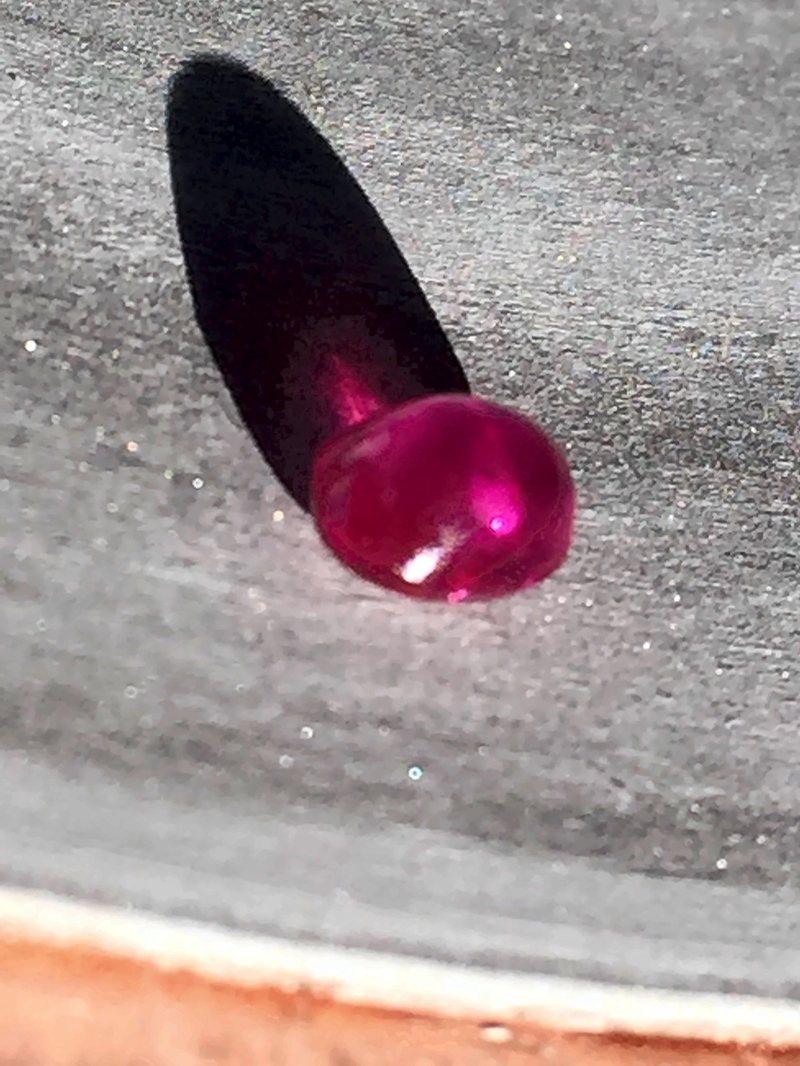 Rubis rouge, net à l’œil de 0,52 ct, cabochon, mine de Ballondji, Mogok, vendu en 2016