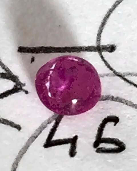 Rubis rouge fortement pourpré, translucide de 0,70 ct, cabochon, mine de Ballondji, Mogok, vendu en 2016