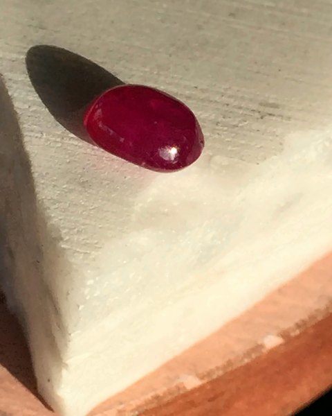 Rubis rouge fortement pourpré, translucide de 1,75 ct, cabochon, mine de Ballondji, Mogok, vendu en 2016