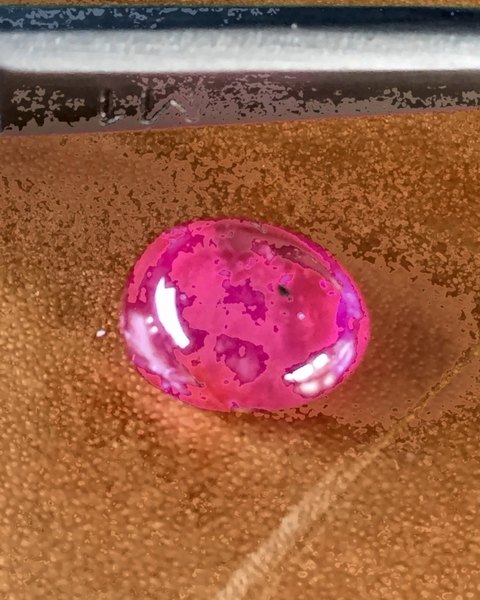 Rubis rouge fortement pourpré, translucide de 2,30 ct, cabochon, mine de Ballondji, Mogok, vendu en 2016