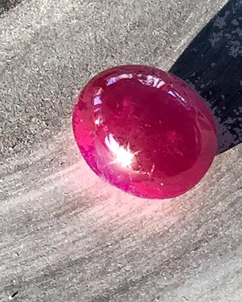 Rubis rouge moyennement foncé, fortement pourpré, « sang de pigeon », translucide de 10,98 ct, cabochon, Mogok, vendu à Tokyo