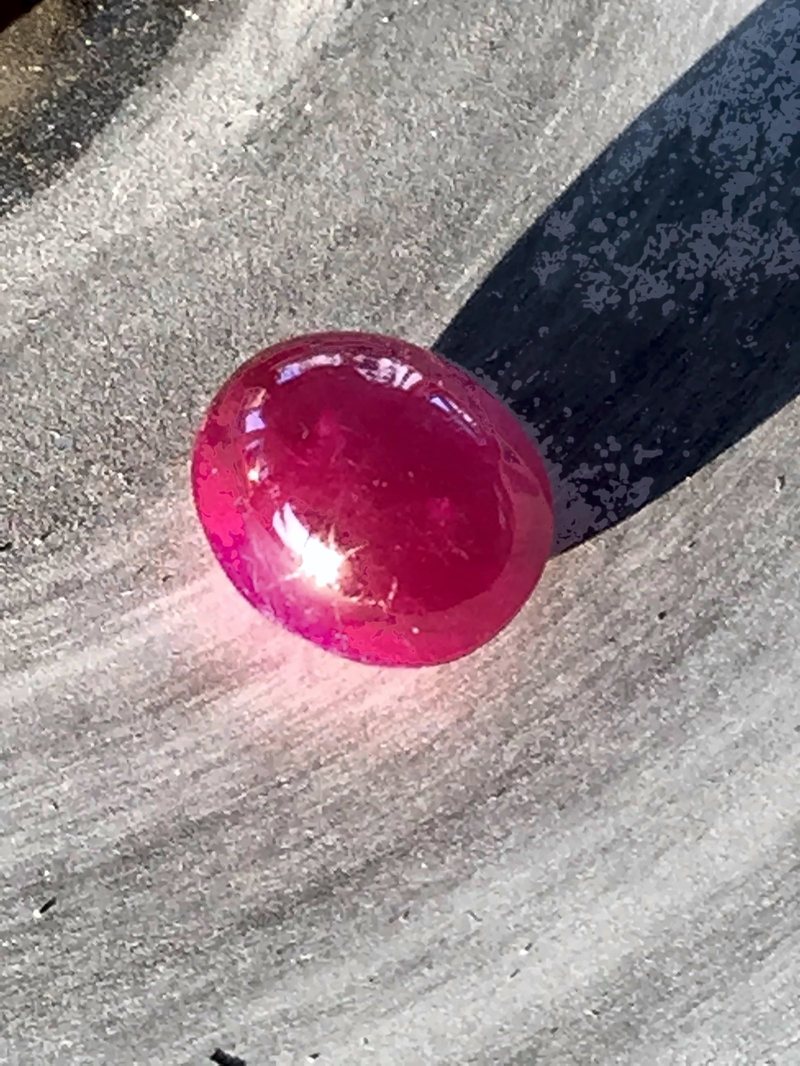 Rubis rouge moyennement foncé, fortement pourpré, « sang de pigeon », translucide de 10,98 ct, cabochon, Mogok, vendu à Tokyo