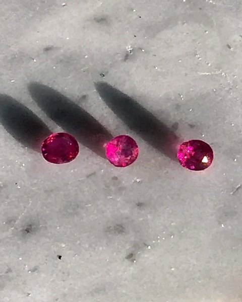 Rubis rouge, net à l’œil de 0,19, 0,20, 0,21 ct, ovale, facetté à la main sur outils traditionnels par le maître lapidaire Pyone, mine de Ballondji, Mogok, vendu en 2016