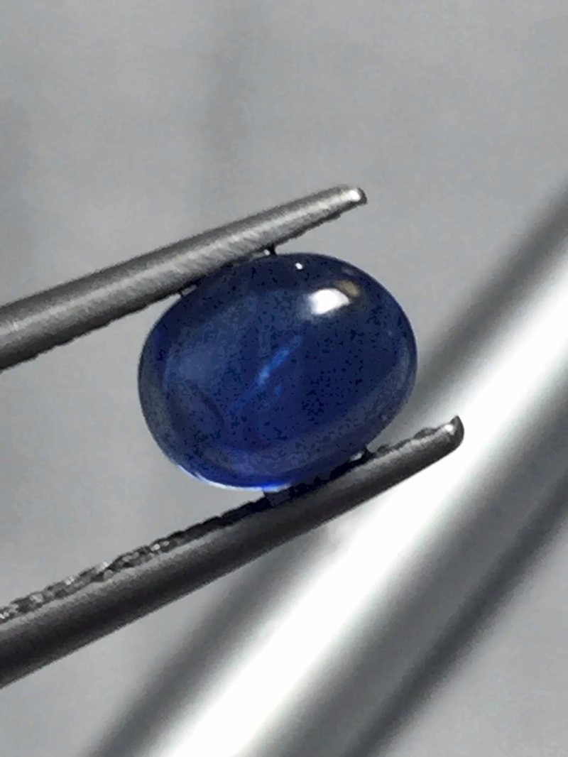 Saphir bleu roi vif moyennement foncé de 1,05 ct, cabochon, net à l’œil, translucide, mine de Chaungdjy, Mogok, vendu en 2016