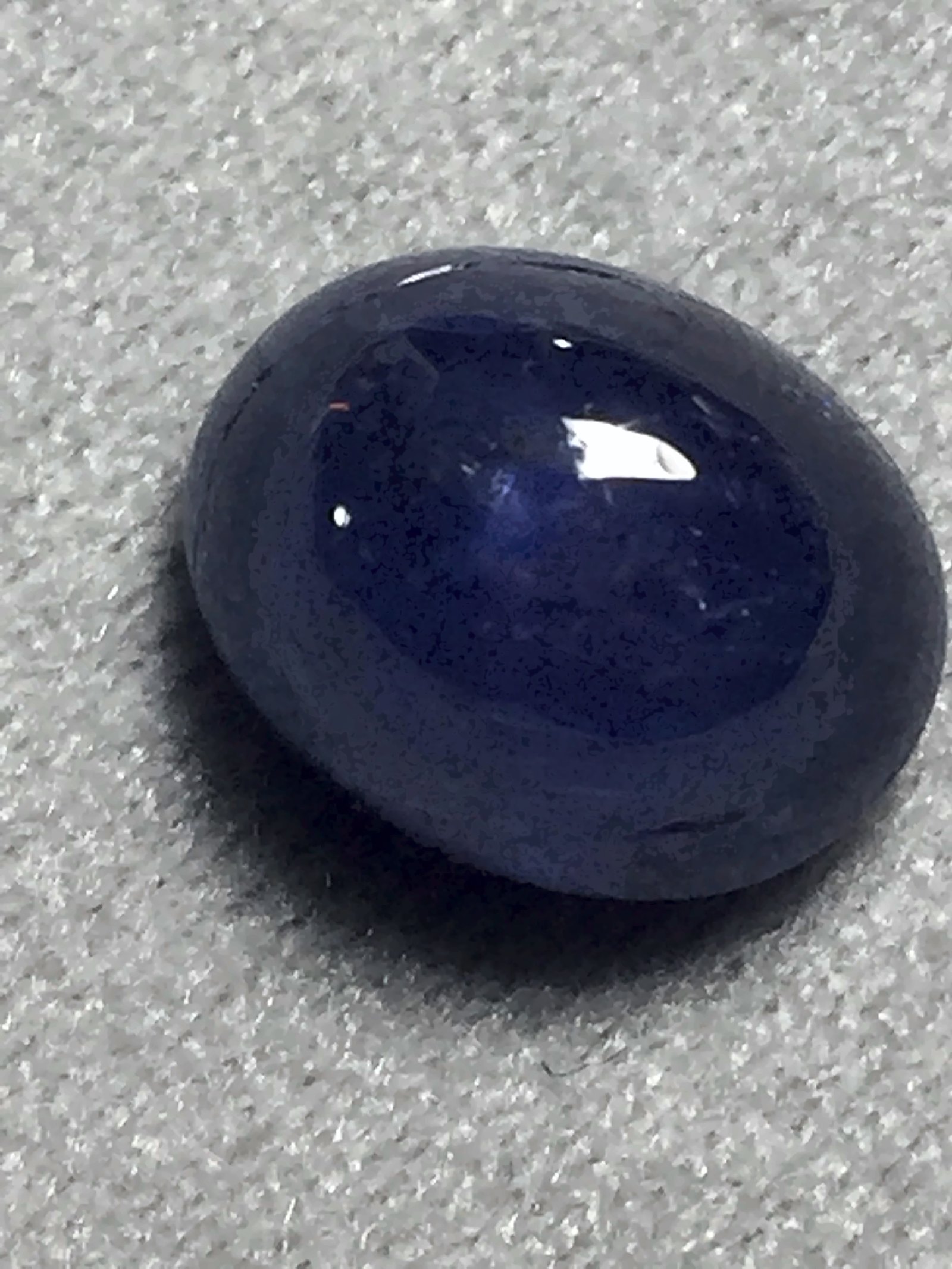 Très gros plan d’un saphir cabochon bleu roi de 9,16 ct, mine alluvionnaire de Bobadan, Mogok