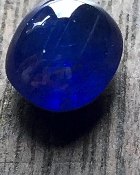 Saphir bleu roi de 2,35 ct, cabochon ovale, Mogok, vendu en 2016