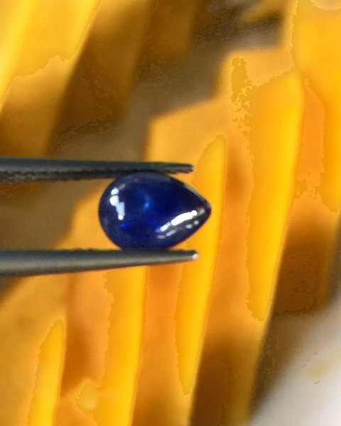 Saphir bleu roi de 1,55 ct, cabochon poire, Mogok, vendu en 2016