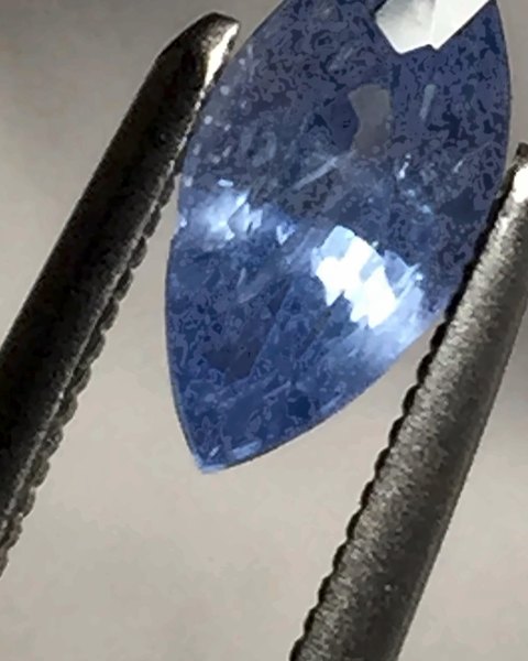Saphir bleuet de 1,15 ct, marquise, mine de Painpyiet (communauté chrétienne lisu), Mogok. Dénichée à la mine, préformée, facettée, sertie dans une bague tension coulée, puis vendue.