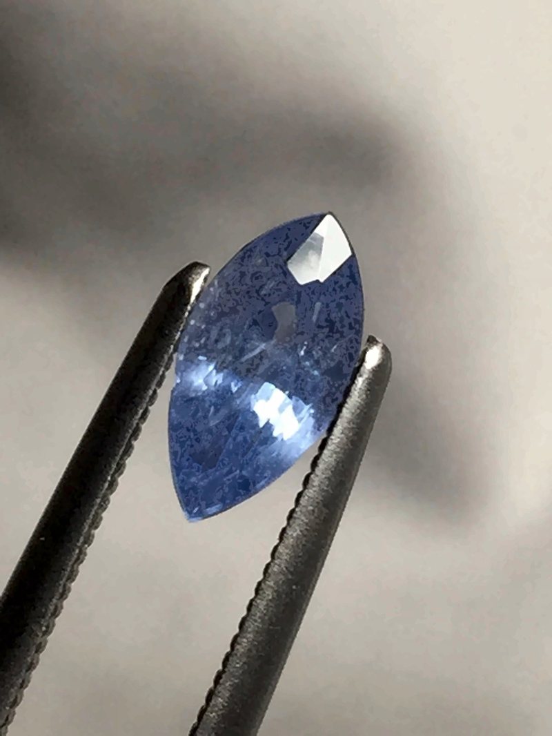 Saphir bleuet de 1,15 ct, marquise, mine de Painpyiet (communauté chrétienne lisu), Mogok. Dénichée à la mine, préformée, facettée, sertie dans une bague tension coulée, puis vendue.