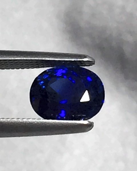 Saphir bleu roi, net à l’œil de 1,76 ct, ovale facettée, Mogok, vendu en 2016