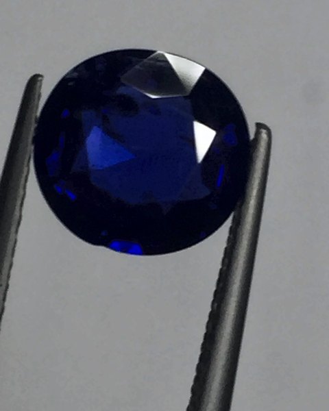 Saphir bleu roi de 2,28 ct, ovale facettée, Mogok, vendu en 2016