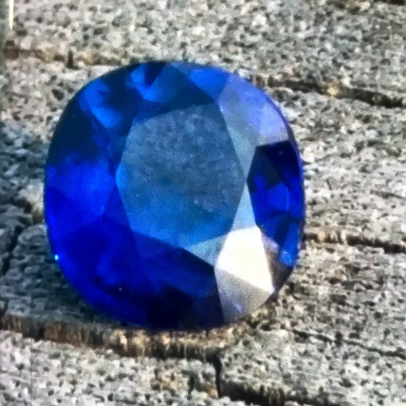 Saphir bleu coussin sur un bois patiné
