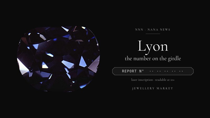 Ilustração a preto e branco em que só um diamante azul verdadeiro, o Hope, mantém a cor, ao lado da palavra Lyon e de uma faixa de rondízio com uma inscrição laser fictícia, sem número real